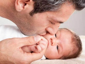 Un padre che si prende cura dei suoi figli non “aiuta”, esercita la paternità